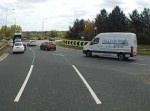 青信号で発進した運搬トレーラーから車『フィアット５００』が…