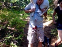 【男前すぎ！】ケガをした犬（30キロ）を担いで山道を歩いてくれた男性に称賛の声