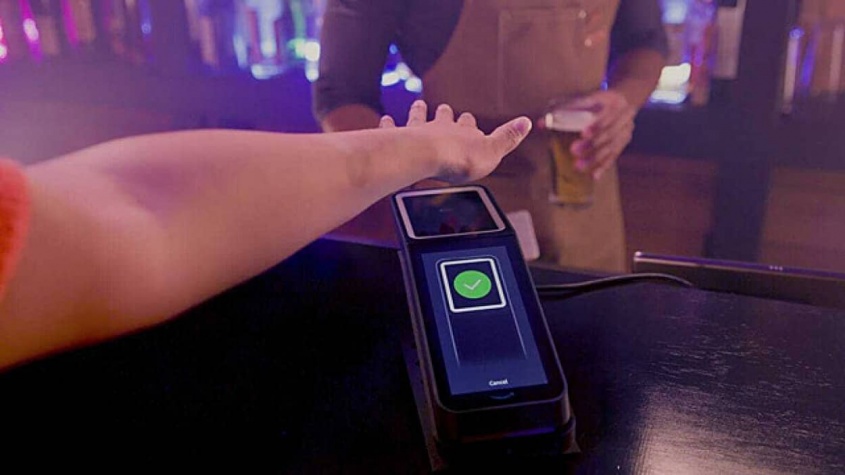 手のひらをかざすだけでお酒が買えるように。Amazonの生体認証決済に年齢確認機能が追加