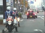 事件は後ろで起きていた！　白バイに見つからないように“◯◯”を直す極悪バイクを見よ！