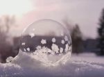 凍っていくシャボン玉の様子が幻想的！