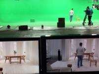 何が現実で何が虚構なのか信じられなくなる、テレビセットの舞台裏