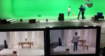 何が現実で何が虚構なのか信じられなくなる、テレビセットの舞台裏