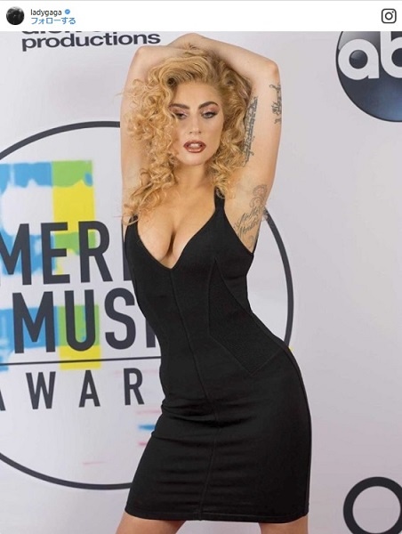 レディー・ガガ、「AMA」で故アズディン・アライアのドレスに身を包む