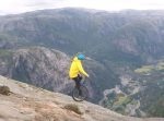 一輪車で険しい山道を下っていく動画が地味にすごい…！
