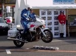 ３００ｋｇの白バイがジャンプ！　さすがのテクニック【動画】