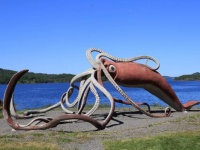 ギネス記録に認定された巨大イカが発見され、同サイズの彫刻が設置されたカナダの村