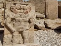 古代エジプトでは、人間の血液と幻覚剤を混ぜ合わせた儀式用のカクテルが飲まれていた