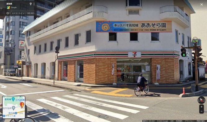 十字路に面した入り口(手前)と、通り沿いの小さな入り口(奥)