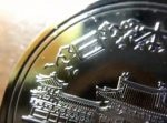 １０円硬貨を極限まで磨きまくったら、鏡みたいにピカピカになった。