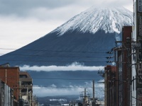 小雨降る駅前通りと、雪の富士　シブすぎる静岡県の絶景に感動の声「現代の浮世絵」