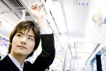 これはズルいっ……！　電車の中で見かけた「イケメン行動」6つ