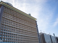 飲酒運転し『車に突っ込む』事故　市立小学校教諭(28)逮捕＆懲戒免職　一緒に飲んだ同僚には「電車で帰る」とウソ