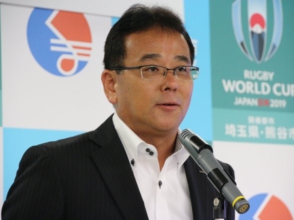 あいさつする関塚英樹氏