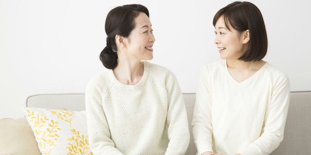 嫁と姑が仲良く話す