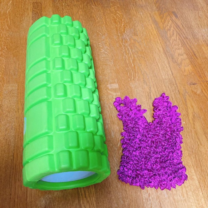 フィットネス器具とエコバッグを比較。大きさは、200mlの紙パック２つ分程度だそう（画像は投稿者提供）