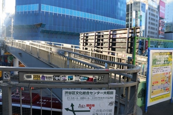 歩道橋も一部が封鎖され、ルートが制限されている
