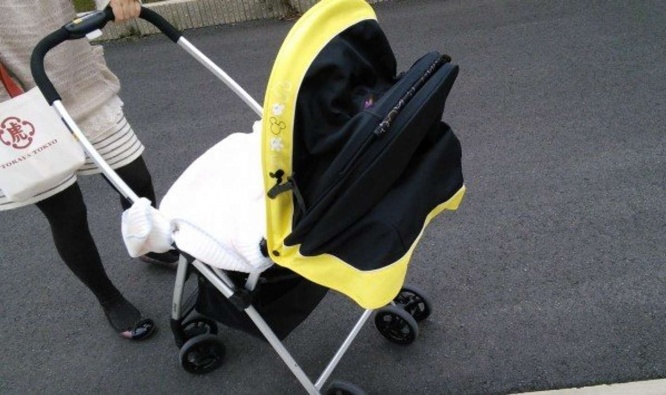 息子と荷物とベビーカーを抱えて...（画像はイメージ）