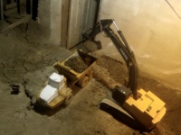 ラジコン重機で地下室を作る壮大なる計画は、スローペースながら着実に進行していた。14年たった現状を公開（カナダ）