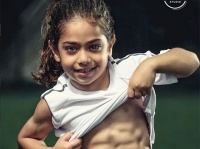 見事なシックスパックを持つ6歳美少年。将来の夢は「世界一のサッカー選手」（イギリス）