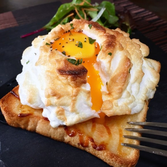 ふわっふわの雲から顔を出す太陽みたい。楽しくておいしい「エッグインクラウド」の作り方【ネトメシ】