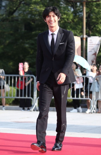 ※『ソウルドラマアワード2019』のレッドカーペットを歩く三浦春馬。写真：YONHAP NEWS/アフロ