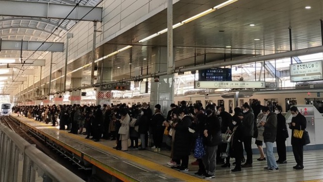 ホームには、人、人、人(画像はバウアー(@bauer_blessing)さん提供)