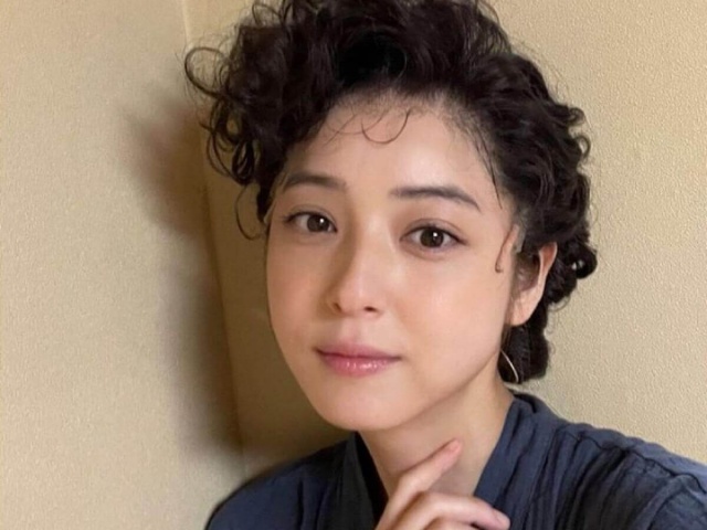 佐々木希 くるくるパーマの新髪型に賛否の声 昭和美人風 似合ってない 1ページ目 デイリーニュースオンライン