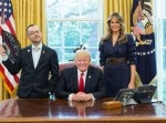 異色すぎる組み合わせ！ トランプ夫妻を撮った写真の横に…