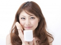 気になるみんなのメイク事情！　愛用してるのは「プチプラ」or「高級コスメ」？68％の女性が選んだのは……。
