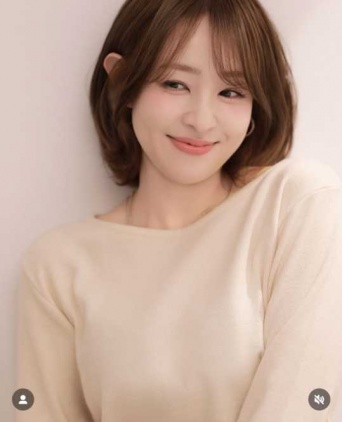 Instagram:大沢あかね（@oosawa_akane.official）より