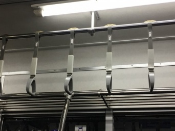 「教科書入りの重い荷物を電車の網棚に置いてた私。それが落ちてオジサン客の肩に直撃してしまい...」（新潟県・50代女性）