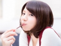 女子がデート中、彼氏の目を盗んで「こっそりしてること」6つ