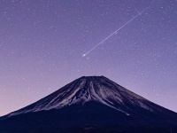 正しく「流れ星が叶えた願い」　富士山で撮影された〝奇跡の一枚〟が叫びたくなる美しさ