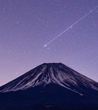 正しく「流れ星が叶えた願い」　富士山で撮影された〝奇跡の一枚〟が叫びたくなる美しさ
