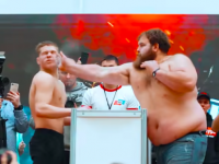 テーブルをはさんで男たちがビンタの張り合いで真っ向勝負。耐えて叩く、ロシアのビンタコンテスト