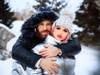 ボディビルダーがラブドールと結婚（カザフスタン）