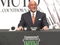 引退試合決定の会見をする武藤敬司