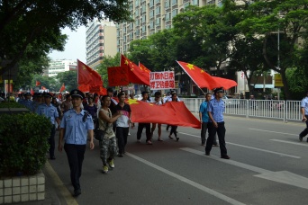 尖閣諸島領有権を主張する中国人による対日抗議デモ（2012年 恵州市）（C）Shutterstock