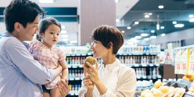 スーパーでキウイを買う主婦