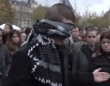 「私はイスラム教徒。」パリの広場でハグを求める男性はどうなるのか？