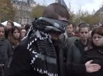 「私はイスラム教徒。」パリの広場でハグを求める男性はどうなるのか？