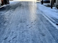 「トゥルットゥルッやないですか」　雪国民でも「歩くのは困難」な道、コケないためにはどうすればいい？