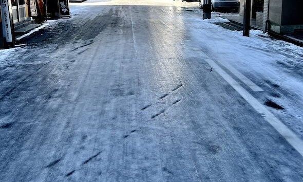 「トゥルットゥルッやないですか」　雪国民でも「歩くのは困難」な道、コケないためにはどうすればいい？