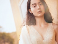 身も心も解放する。「AERA BLUE」サステナブルなレースシリーズ新登場