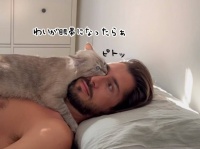 ヒゲメンの眼帯になりたい猫。ピタっと右目に密着
