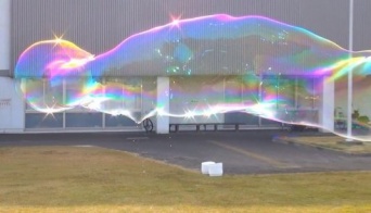まるで魔法だ...　特製の「粉」から作れるシャボン玉が、デカくてキレイで超楽しそう！
