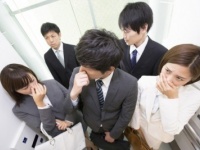 やだー、誰ー？　女子がうっかりオナラしたときのごまかし方・6つ