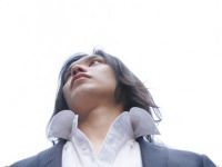 古い!?　シャツの前ボタンを開けて「胸アピールする男性」について4選