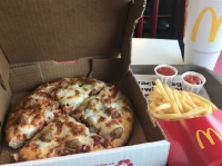 米マクドナルドの2店舗のみでしか食べられない幻のメニュー「マックピザ」とは？